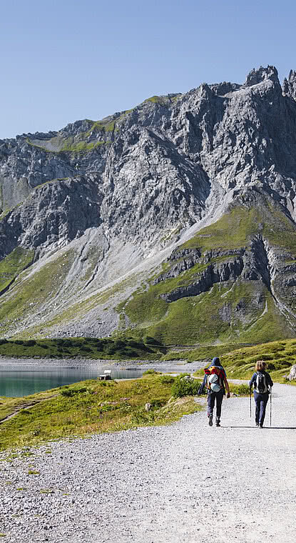 Couple hiking on the Lünersee circular trail