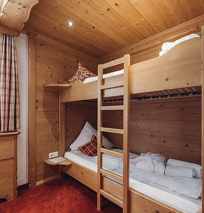 Bunk bed in a four-bed room at Hotel Vermala