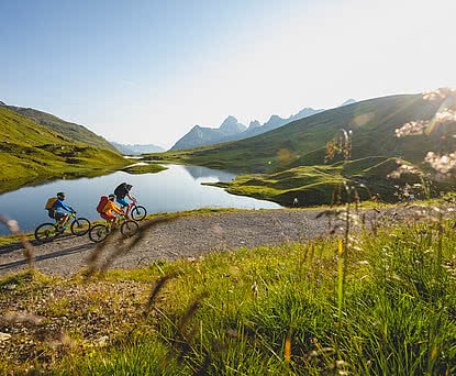 E-bikers at the Langsee on the Heilbronn Tour 