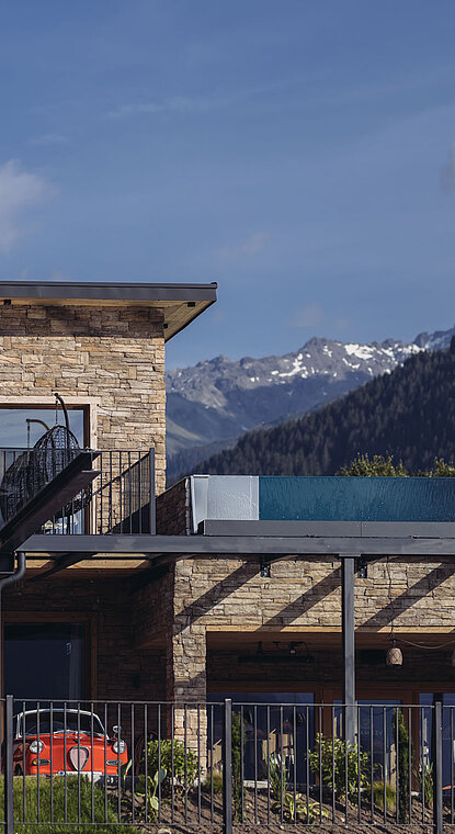 Außenansicht Genusshotel Vermala mit Skypool und Berpanorama